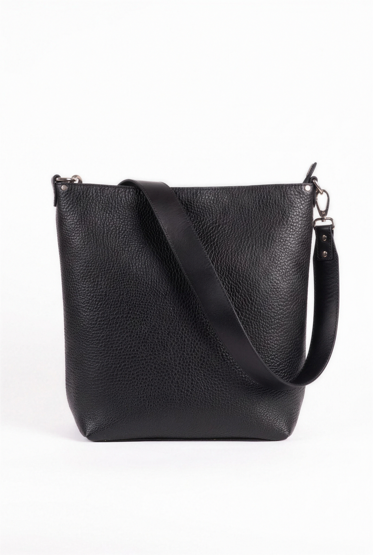 Italian black leather tote bag with adjustable shoulder strap on a white background – Vellundt