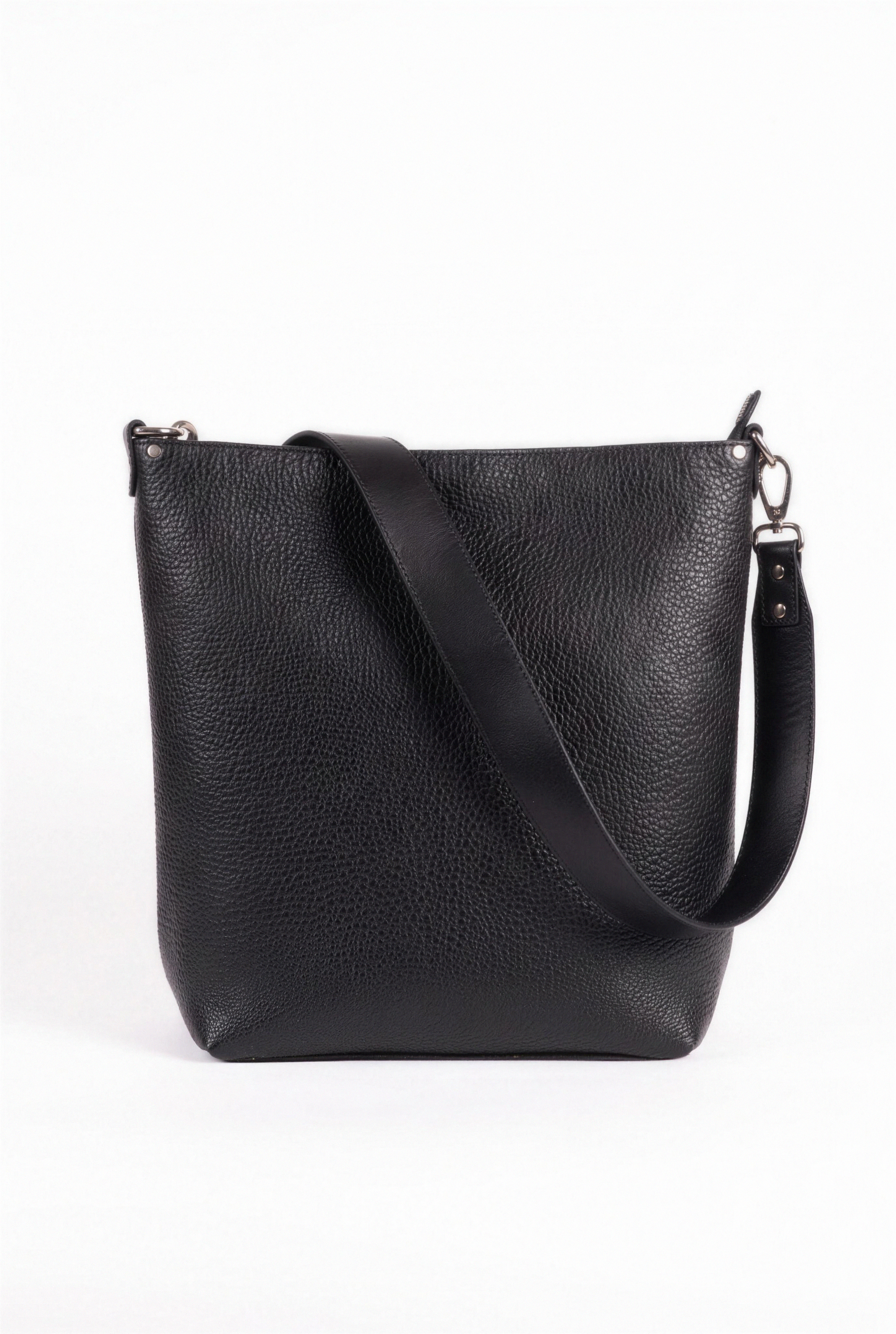 Italian black leather tote bag with adjustable shoulder strap on a white background – Vellundt